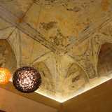 ...con alcune lampade arancioni e marroni appese che danno un tocco discreto di modernit� a un tesoro cos� arcaico